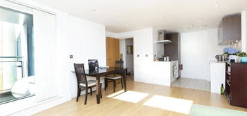 Flat to rent in Shepherdess Walk, London N1