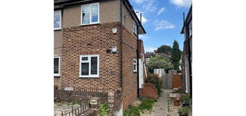 Maisonette to rent in Downbank Avenue, Bexleyheath DA7