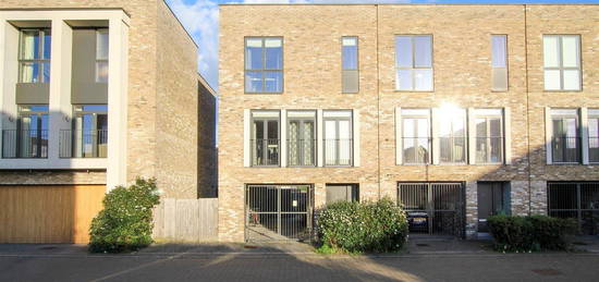 Town house to rent in Willers Lane, Trumpington, Cambridge CB2