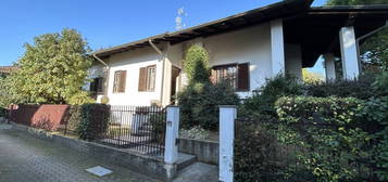 Villa unifamiliare via Fratelli Bronzetti, Sciarè, Gallarate