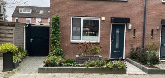 2 kamers te huur in hoekwoning