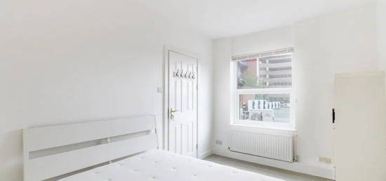 Flat to rent in High Street, New Malden KT3