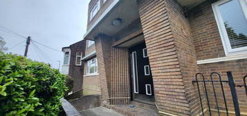 Flat to rent in Ruthin Close, Luton LU1