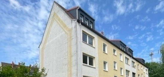 Die frisch renovierte Eigentumswohnung liegt im Dachgeschoss eines gepflegten Mehrfamilienhauses im wunderschönen Deutzen. Die ca. 48 m² große Wohnung verfügt über 2 Zimmer, in denen Laminat mit...