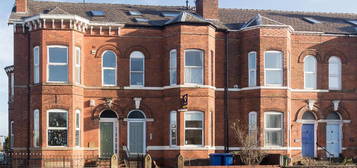 Flat to rent in Wellington Road North, Heaton Chapel, Stockport SK4