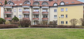 Grüne Insel in Rosenheim-Stadt: 3-Zimmer-Wohnung mit Balkon und Duplexstellplatz