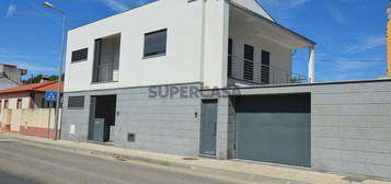 Casa T4 em Miranda do Corvo de 196,00 m²