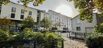 Appartement type 2, place république avec local vélo, garage ferme.