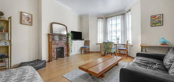 Flat to rent in Meadow Road, London SW8