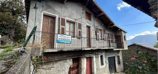 Casa Indipendente in borgata montana con giardino.