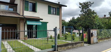 Villa con giardino su tre lati