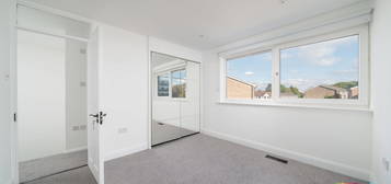 Town house to rent in Oxford Gardens, London N20