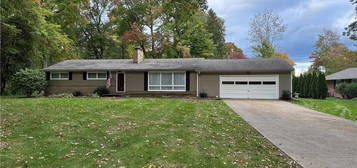 225 Seneca Trl SW, Hartville, OH 44632