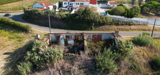 Casa de habitação para recuperar situada em zona de campo e tranquila