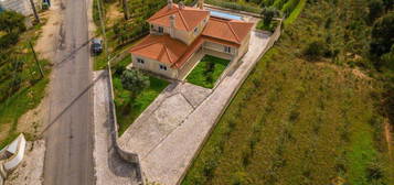 Grande moradia com piscina e vista de campo