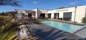 MAISON CONTEMPORAINE PLAIN -PIED , VUE PYRENEES AVEC PISCINE