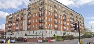 Flat to rent in Pembroke Road, Ruislip Manor, Ruislip HA4