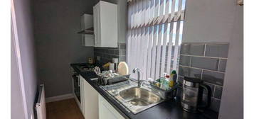 Flat to rent in Hillcrest, Bradford BD13