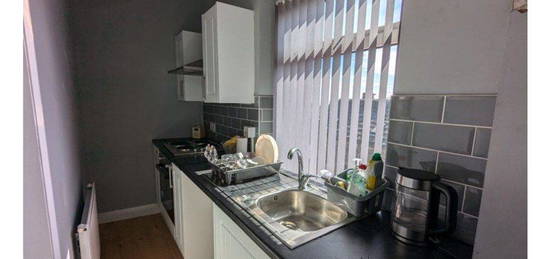 Flat to rent in Hillcrest, Bradford BD13