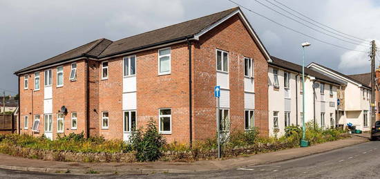 Flat to rent in Silverbourne Court, Lydney GL15