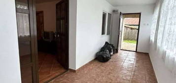 De vanzare casa ,48000euro , locuibila , 5 min de Roman ,beci, fantana