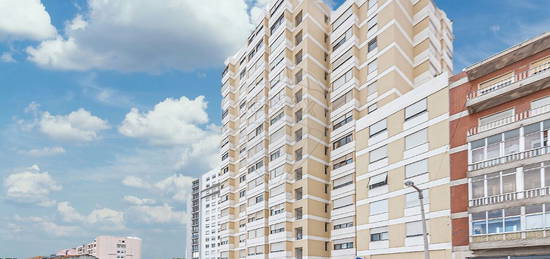 Arrendamento de Apartamento T4  na avenida Afonso III