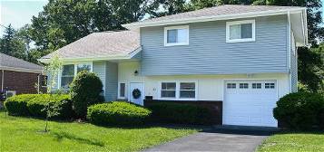 20 Marie Pkwy, Loudonville, NY 12211
