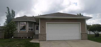 26 N Tennyson Close, Lacombe, AB T4L 2L9