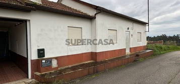 Vende-se Moradia Isolada com garagem e terreno junto à Praia do Osso da Baleia.