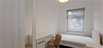 Room to rent in Riverway, London N13