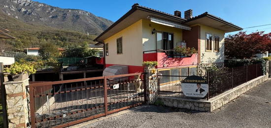 Casa indipendente con doppio garage e giardino