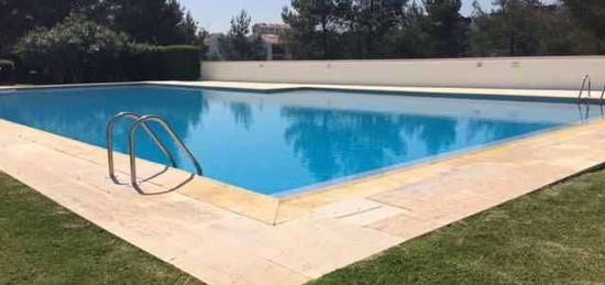 Apartamento em condomínio com piscina