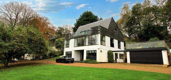 5 bedroom detached house