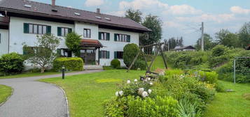 Wohnen im Grünen: Erdgeschosswohnung mit eigenem Garten, Süd-West-Terrasse und  TG-Stellplatz