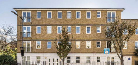 Flat for sale in Queensbridge Road, London E8