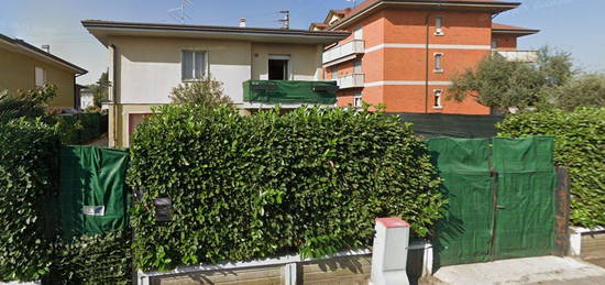 Villa all'asta in via Genova, 13