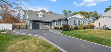 49 Potomac Ln, Sayville, NY 11782