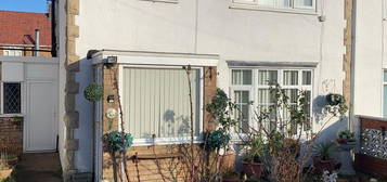 3 bed semi-detached house to rent