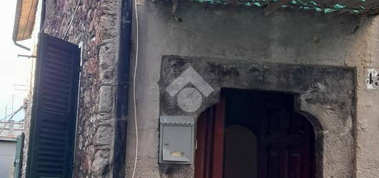 CASA SEMINDIPENDENTE A VICO NEL LAZIO