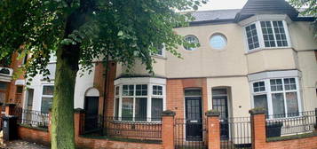 5 bedroom terraced house