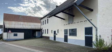 Bauernhaus mit Nebengebäude in Duppach