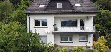 Haus mit Einliegerwohnung 2 Garagen, Panoramablick, 8 Zimmer