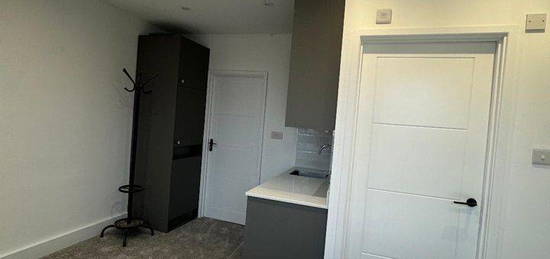 Studio to rent in Wandsworth High Street, London SW18