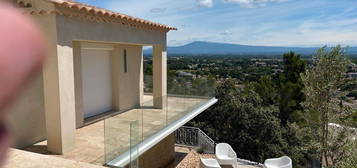 Villa maison avec piscine et annexes sur les hauteur d’un village très prisé