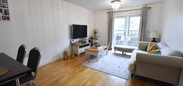 Flat to rent in Wintergreen Boulevard, West Drayton UB7