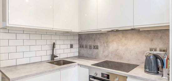 Flat to rent in Fortescue Road, Colliers Wood, London SW19