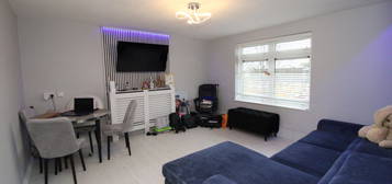 Flat to rent in Denham Close, Luton LU3