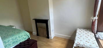 Terraced house to rent in High Town Road, Luton LU2