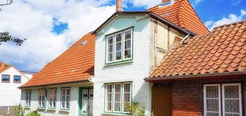 Einfamilienhaus mit Garagengebäude