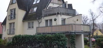 Großzügig geschnittene Wohnung in grüner Lage, mit großem Balkon ***gefl. Wannenbad***Laminat***